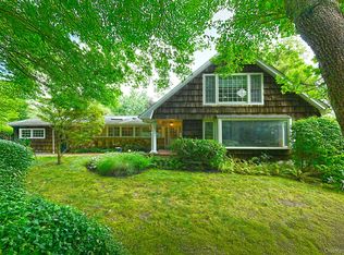 21 W Mall Dr, Huntington, NY 11743