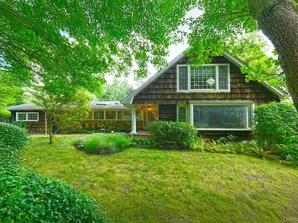 21 W Mall Drive, Huntington, NY 11743