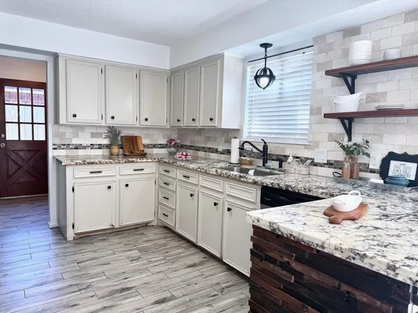 205 Montclaire Dr, West Columbia, TX 77486