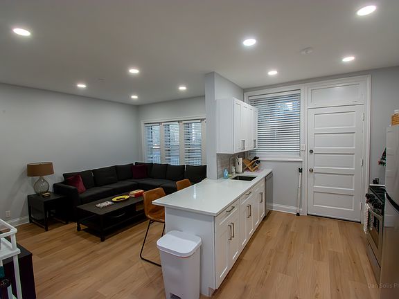 3rd image of 1303 W Roscoe St #2