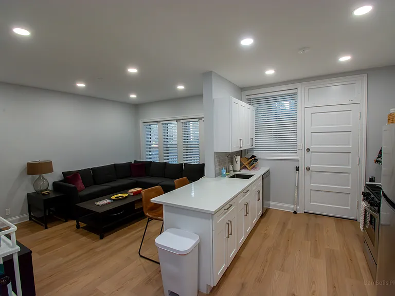 1303 W Roscoe St #2 — Photo 3