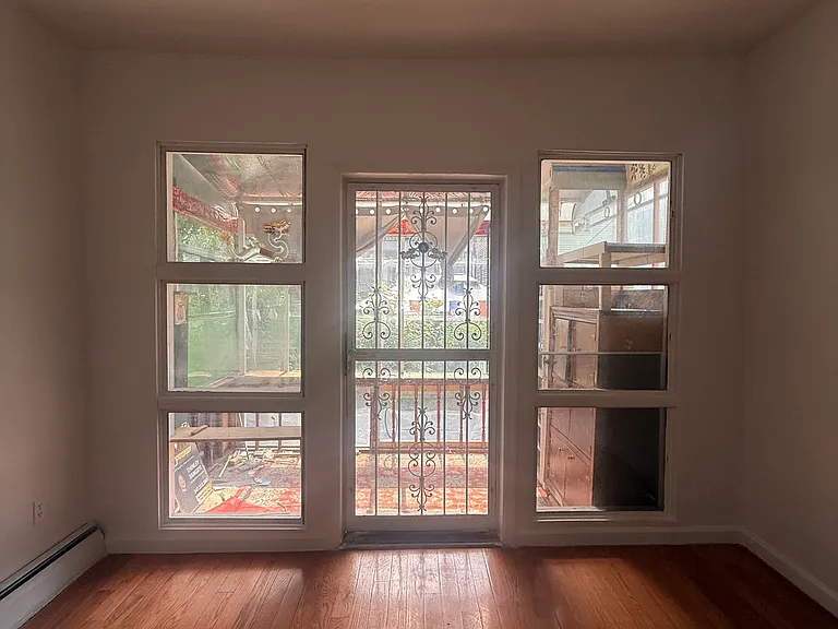 1433 Saint Lawrence Ave — Photo 8