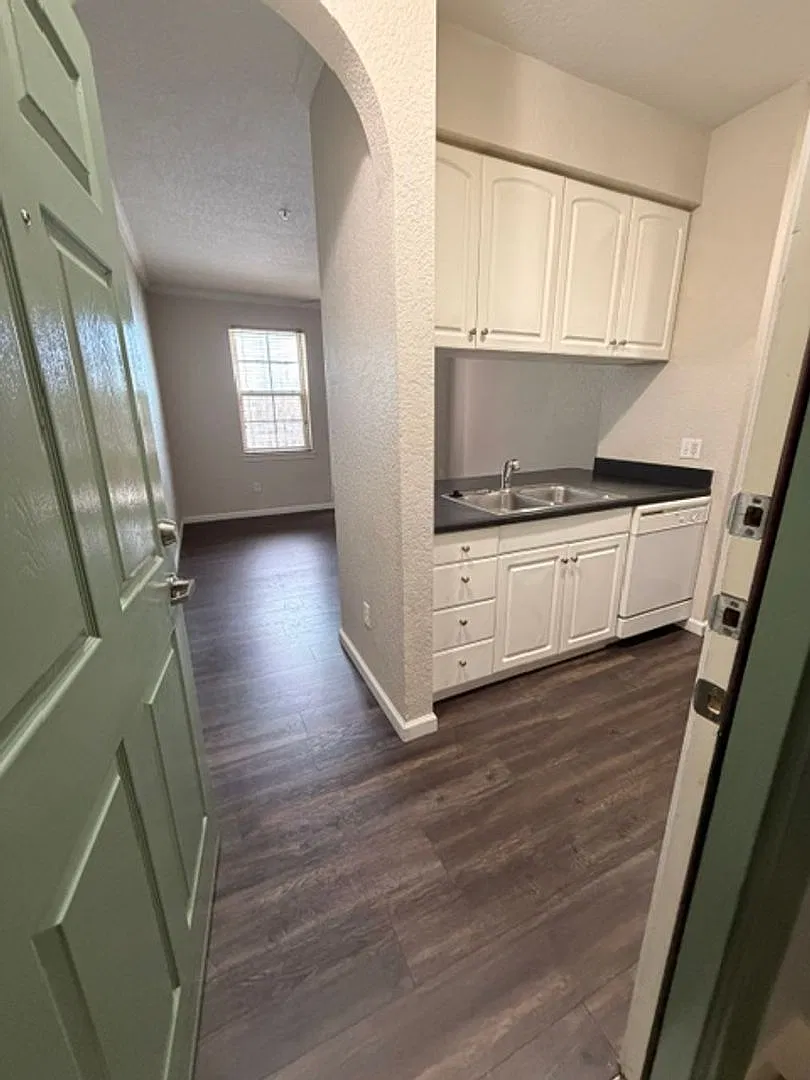 1 Bedroom Condo in Downtown Free Water, Sewer, Trash and Pest Control! No Hidden Fees! — Photo 1