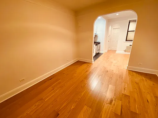 Rented by Metropolis Real Estate of Manhattan | media 27