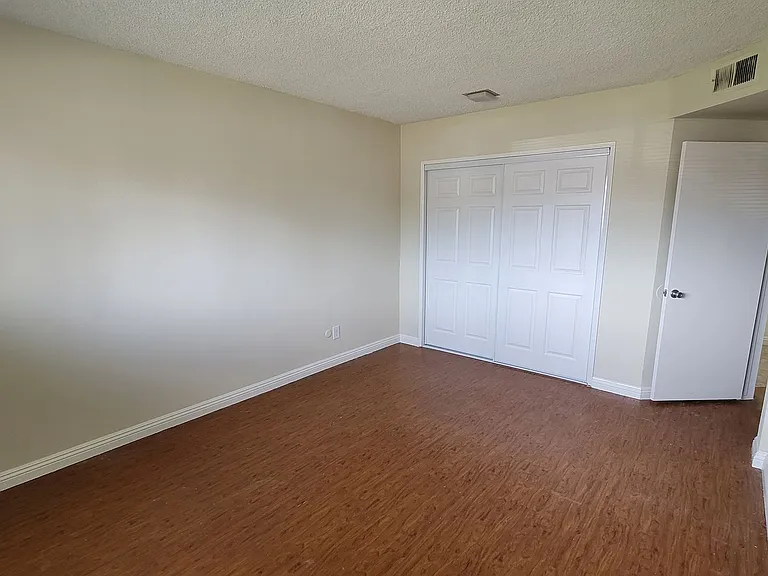 Lido Isle Apartments — Photo 34