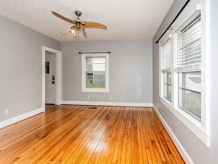 924 Hall St — Photo 13