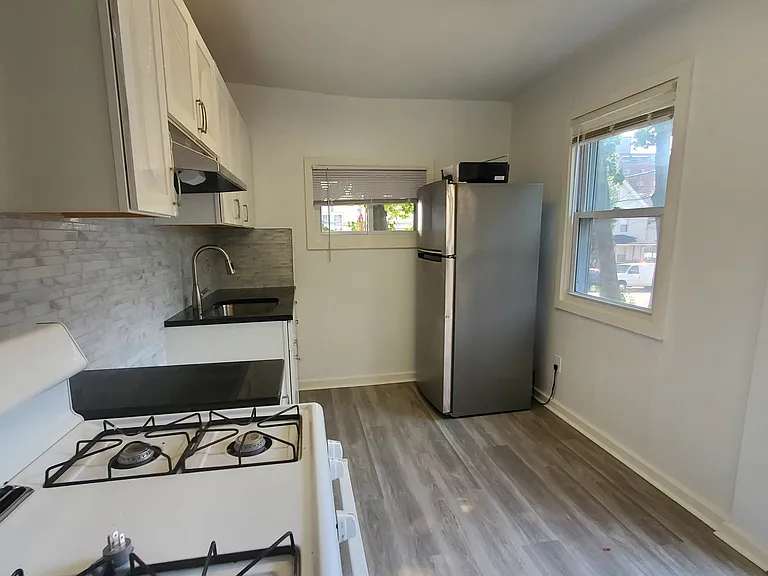 1462 Summer St #1 — Photo 2