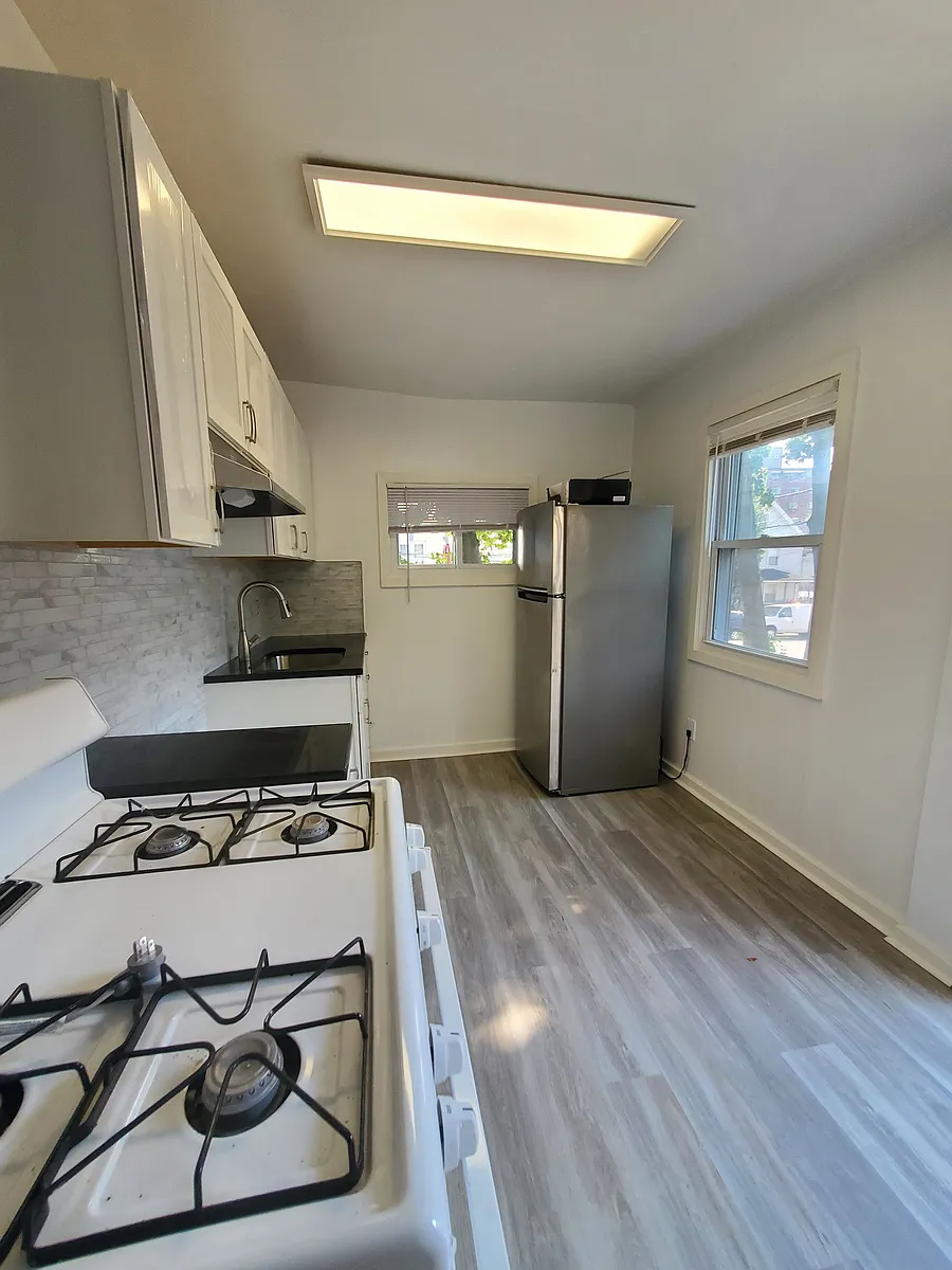 Building Photo - 1462 Summer St #1