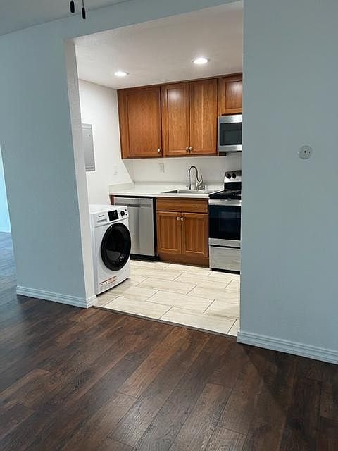 1st image of 940 Linden Ave #208