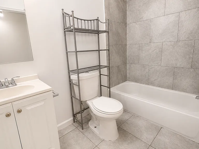 372 6th Ave W #3L — Photo 2