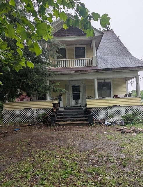 1st image of 709 Elm St