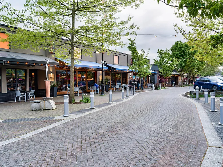 Minutes from Downtown Kirkland with local dining and cafes, placing everyday essentials, casual patios, and neighborhood favorites close to home.