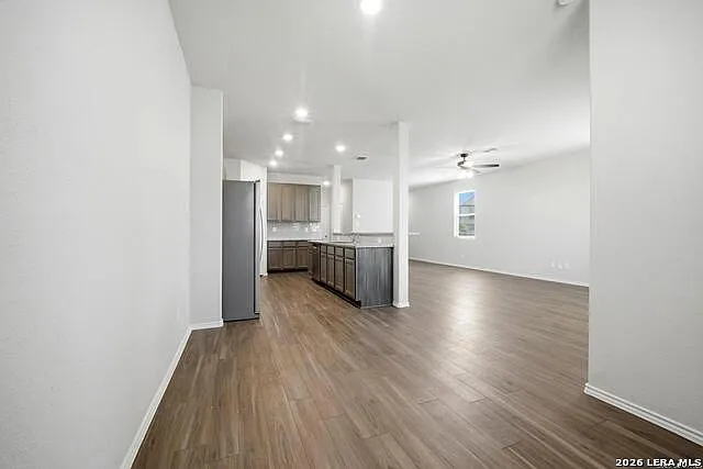 4 bed, 2.5 bath, 2194 sqft, $2,051 — Photo 3
