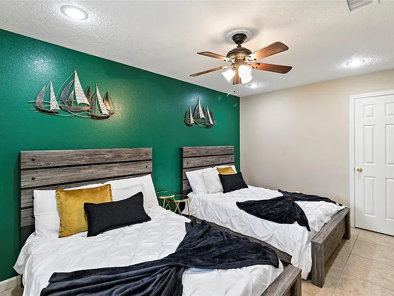 1405 Delabrook Ct — Photo 11