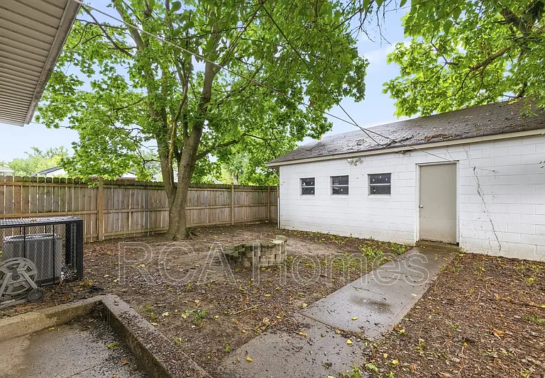 969 N Linwood Ave — Photo 10