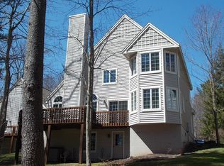 230 Golf View Ln, Hawley, PA 18428