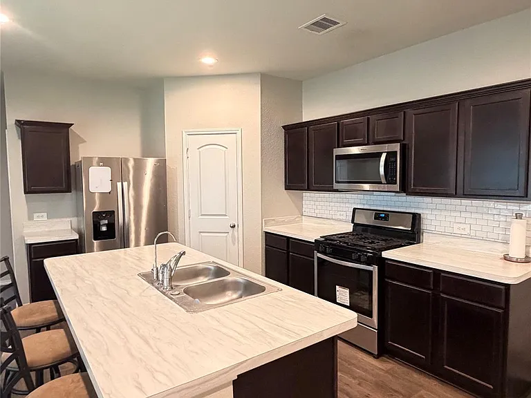 2406 Heeney Park Ln — Photo 4