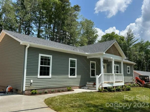 221 Moss Hill Dr, Hendersonville, NC 28792