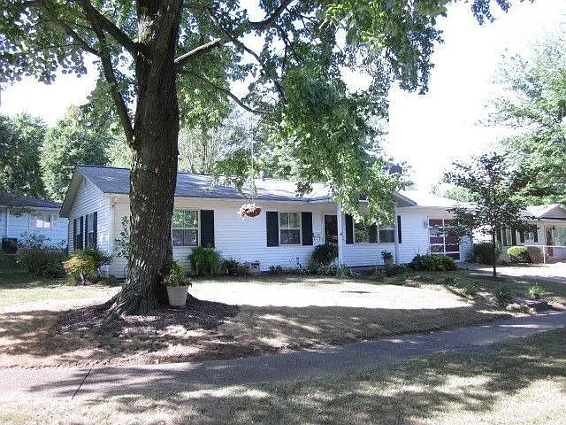 100 Pemberton Ave photo 1