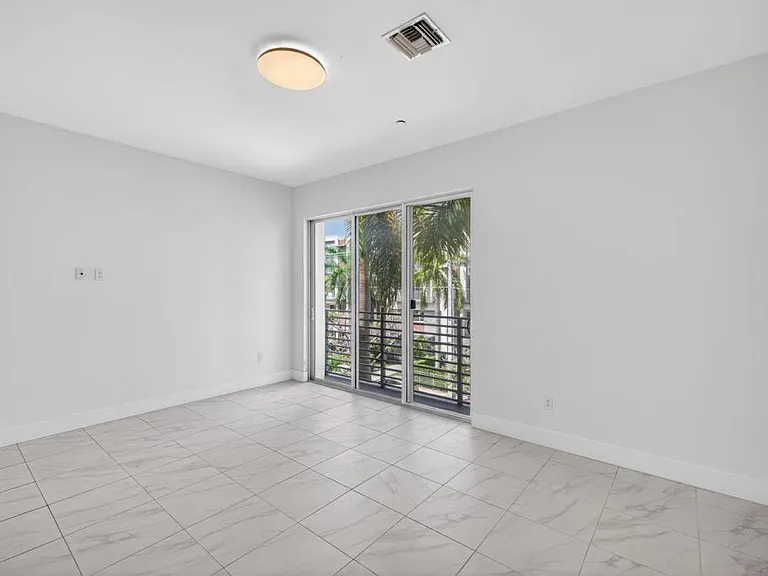 1044 NE 18th Ave — Photo 3