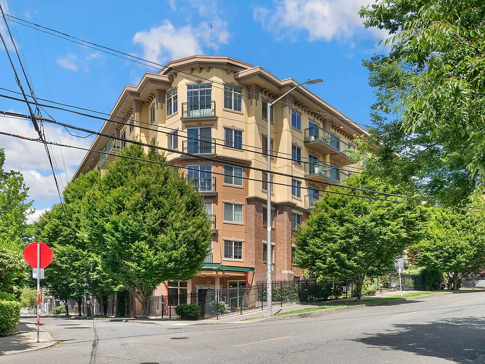 700 E Denny Way #203
