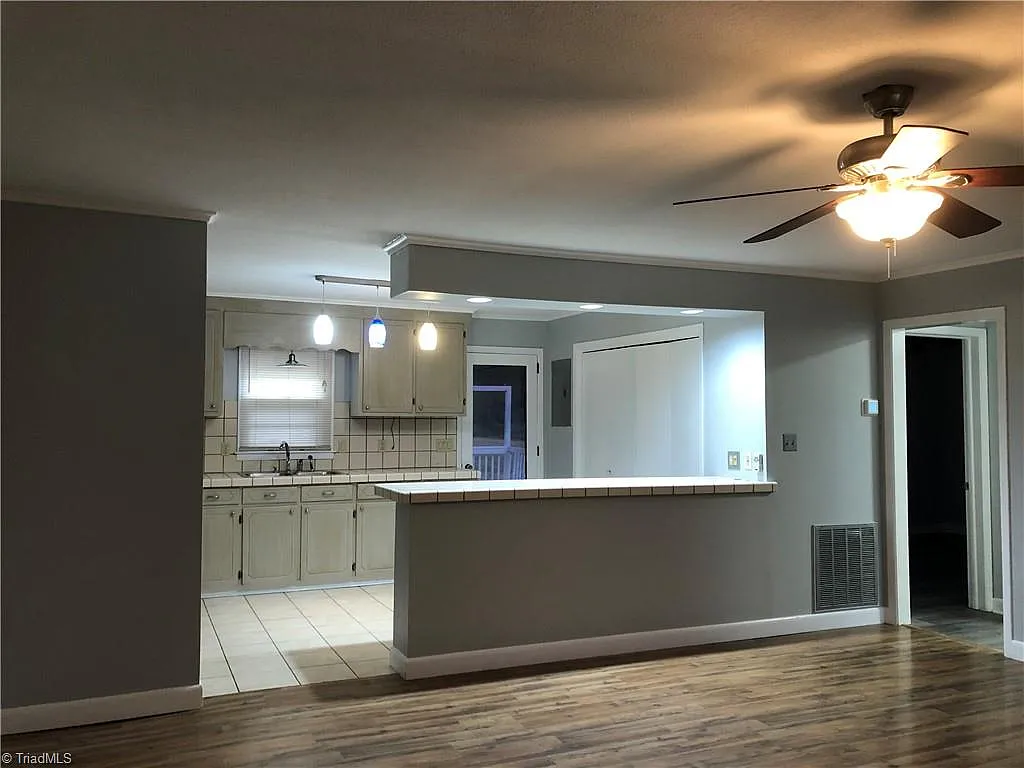 1372 Unity Street - B — Photo 3