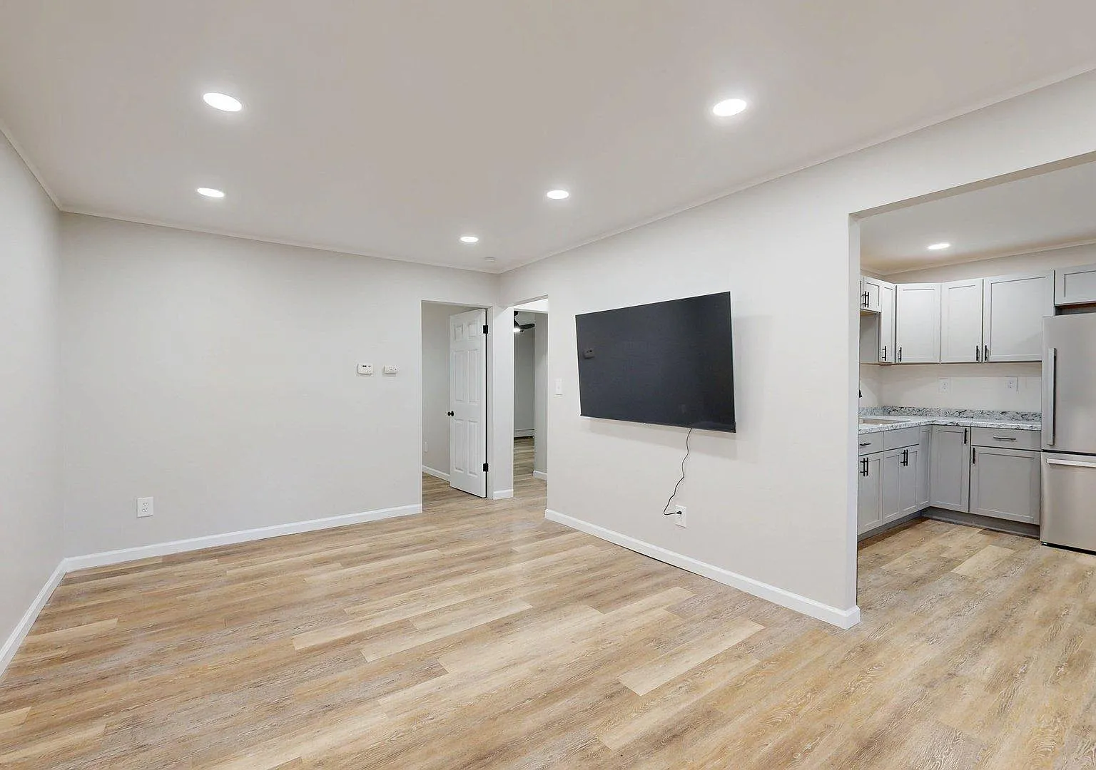2 bed, 1.0 bath, 816 sqft, $2,000 — Photo 3