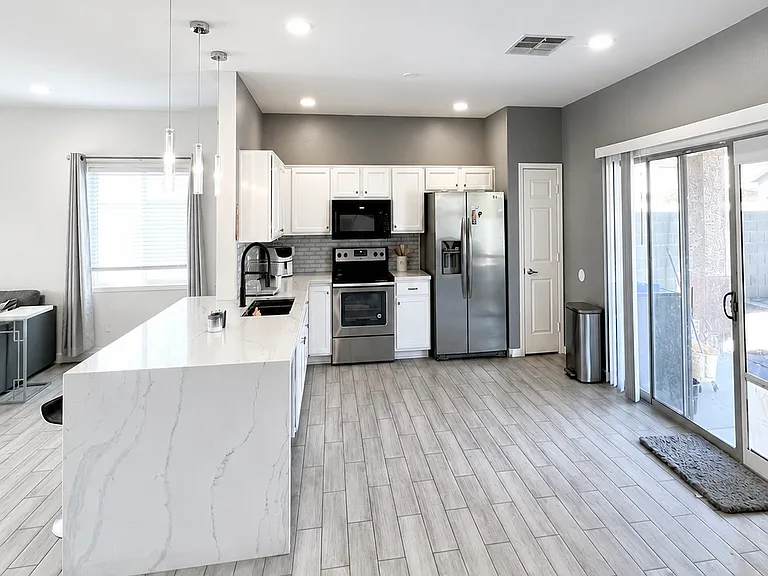 9432 W Odeum Ln — Photo 3