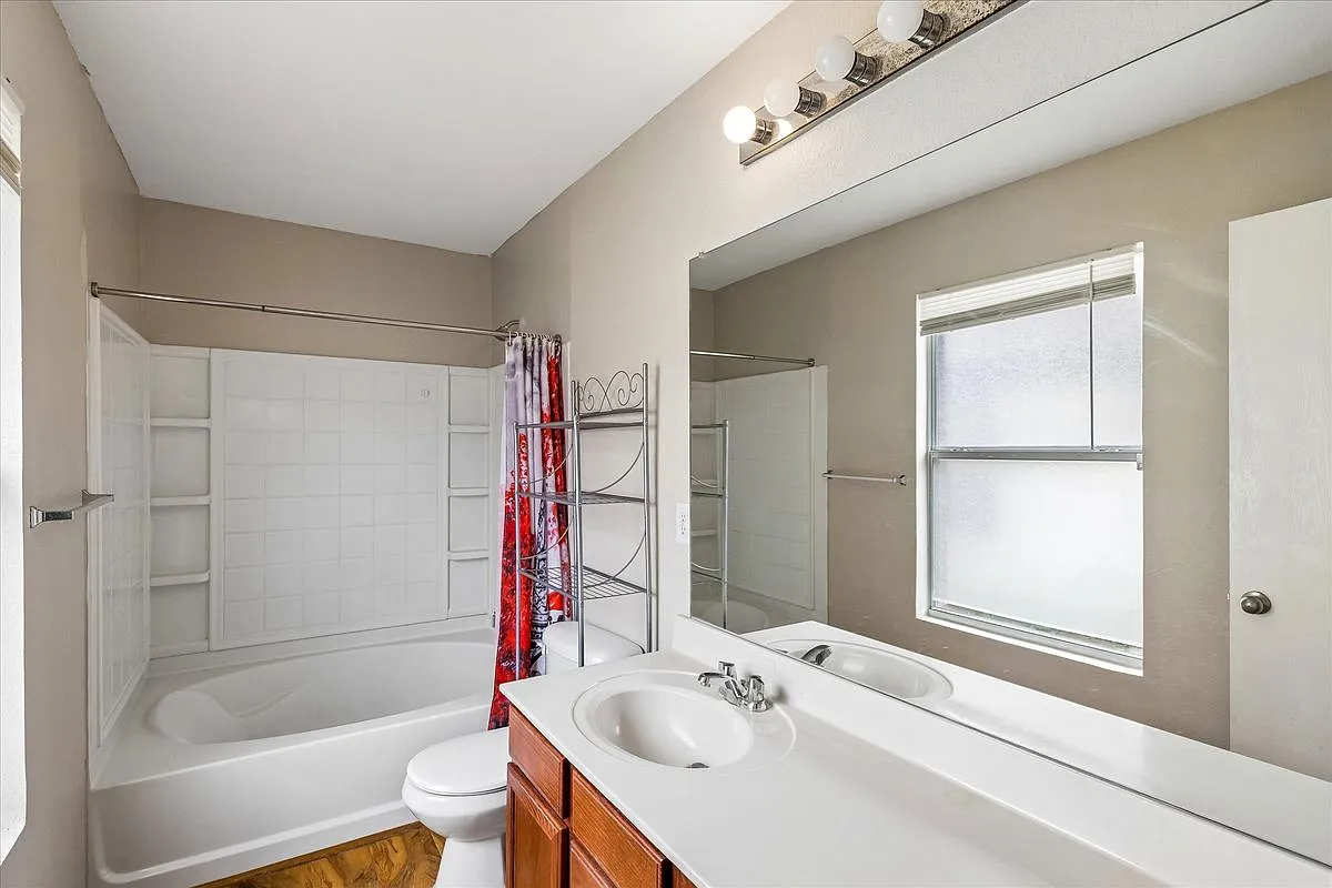 3 bed, 2.0 bath, 1938 sqft, $2,200 — Photo 2