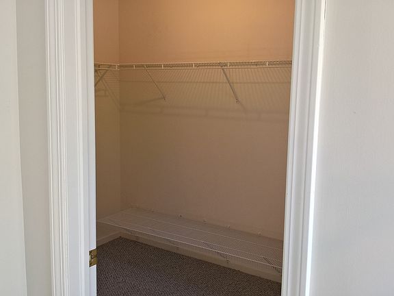 1st bed, walk-in closet