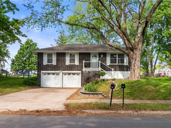 1608 SE Hillside Dr, Oak Grove, MO 64075