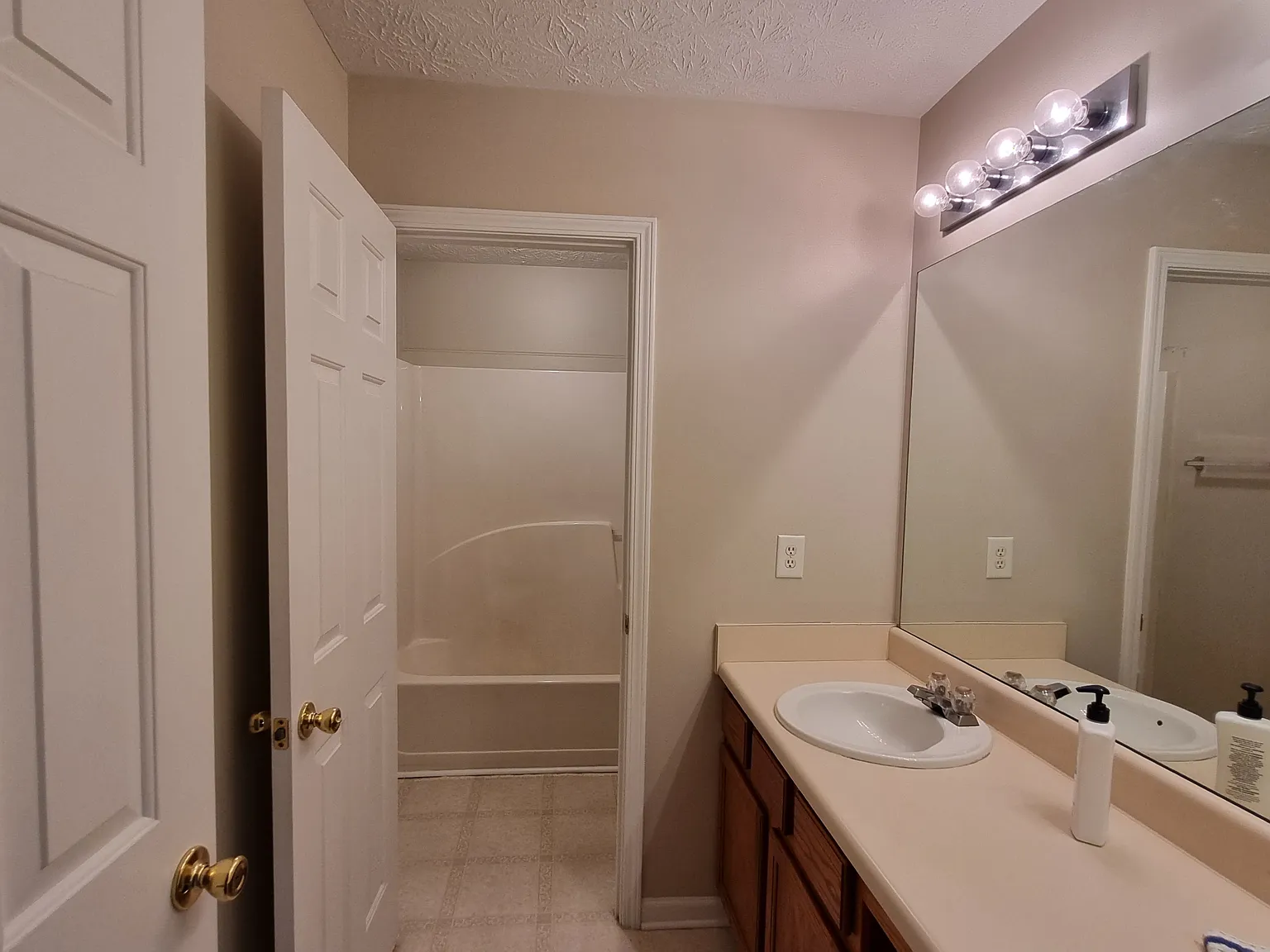 4 bed, 2.5 bath, 2346 sqft, $2,200 — Photo 3