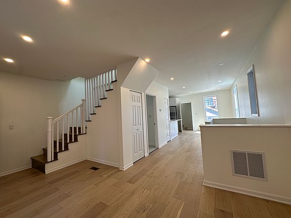 4th image of 2037 N Damen Ave #Ch