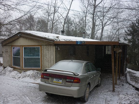 Carport w/porch in rear