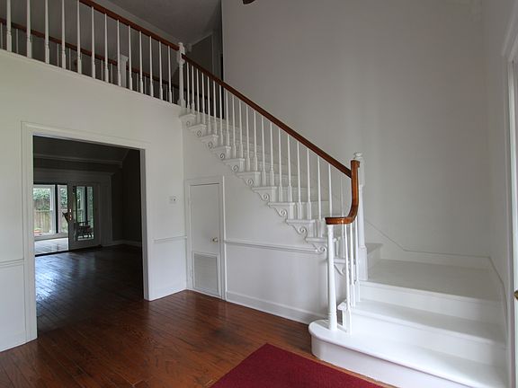 4th image of 234 Winfield Blvd
