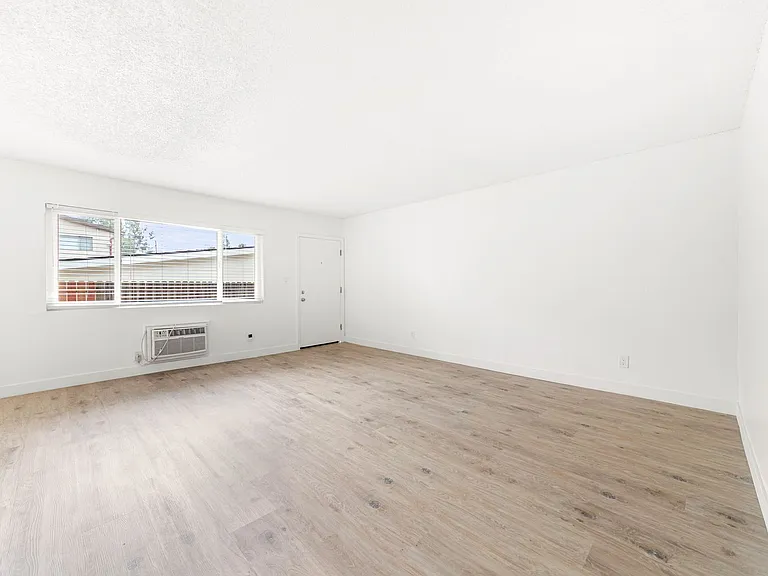 5330 Corteen Pl — Photo 7