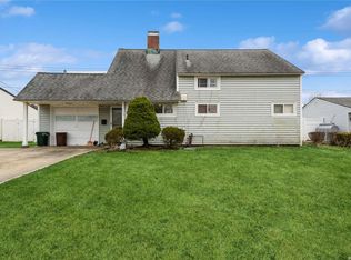 162 Spindle Rd, Hicksville, NY 11801
