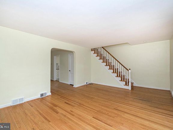 3rd image of 415 Hastings Ave