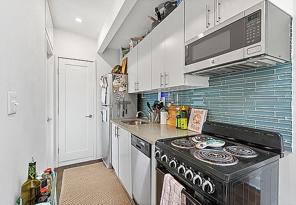 2nd image of 230 E 7th St APT 4D