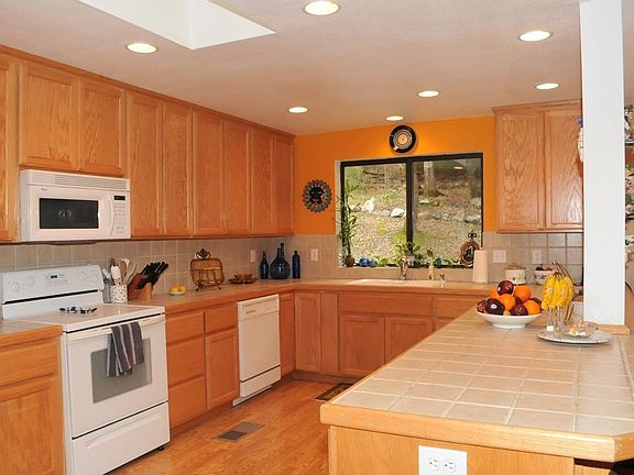 Large Gourmet Kitchen w Breakfast Bar