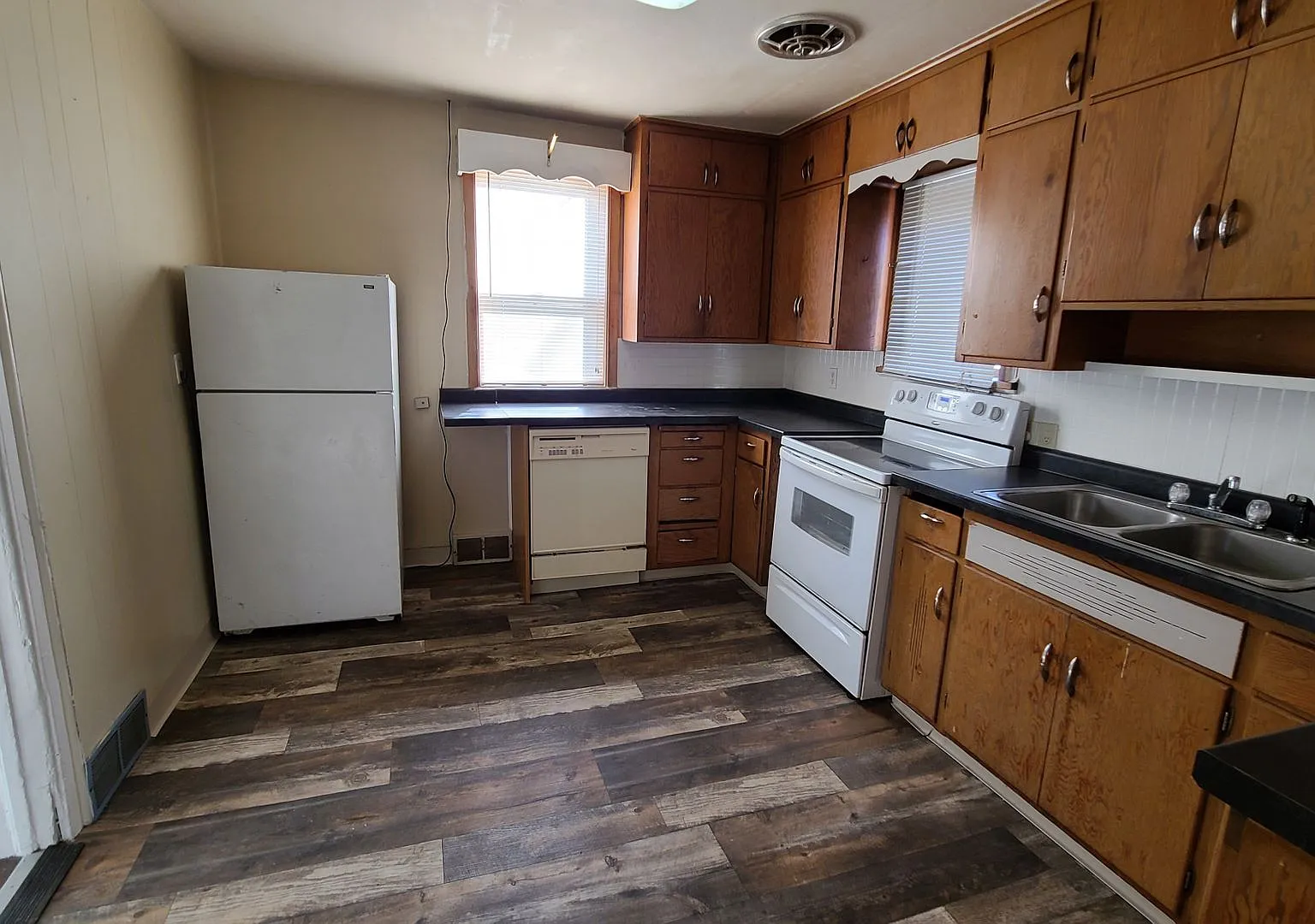 3 bedroom 2 bathroom House — Photo 2