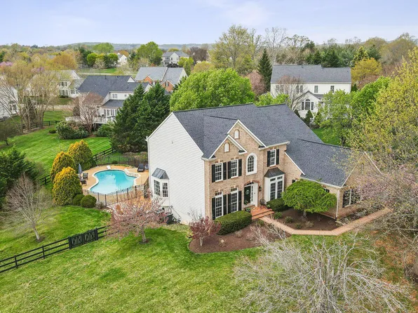 7560 Coopers Hawk Dr, Warrenton, VA 20187