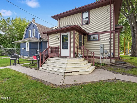 3rd image of 1424 University Ave