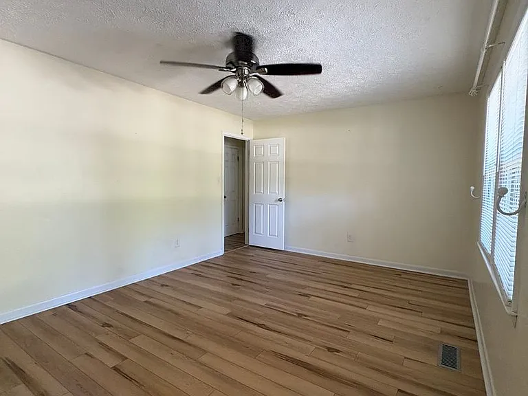 11200 Southgates Dr — Photo 6