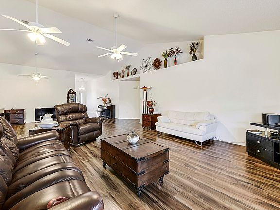 5th image of 15268 Camelot Dr