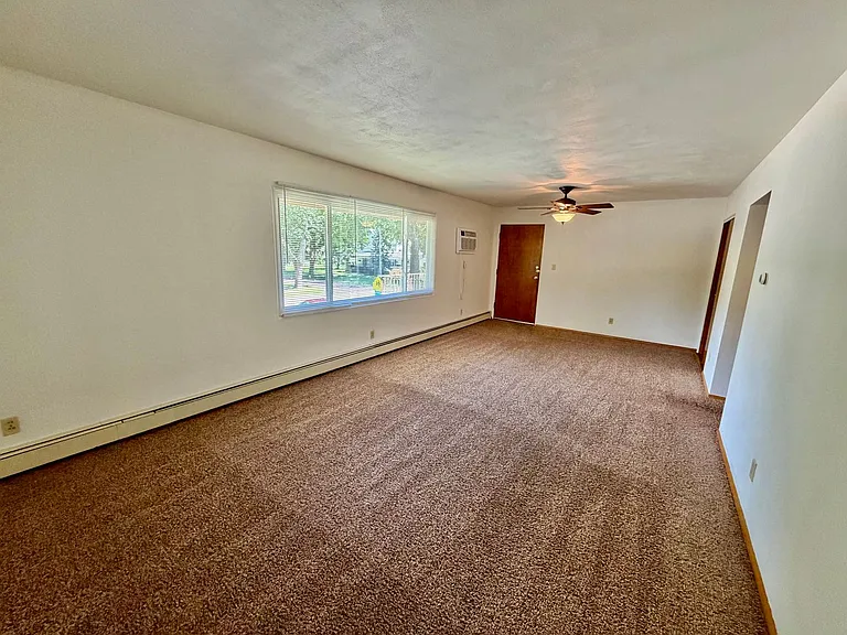 Spacious 2 Bedroom 1 Bathroom! — Photo 6
