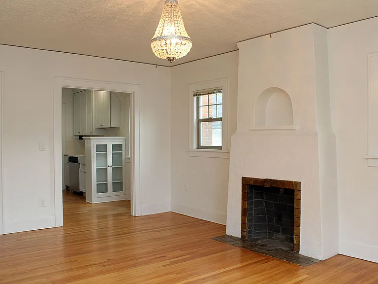 Gorgeous Remodeled Belmont 1 Bedroom with Garage! — Photo 8