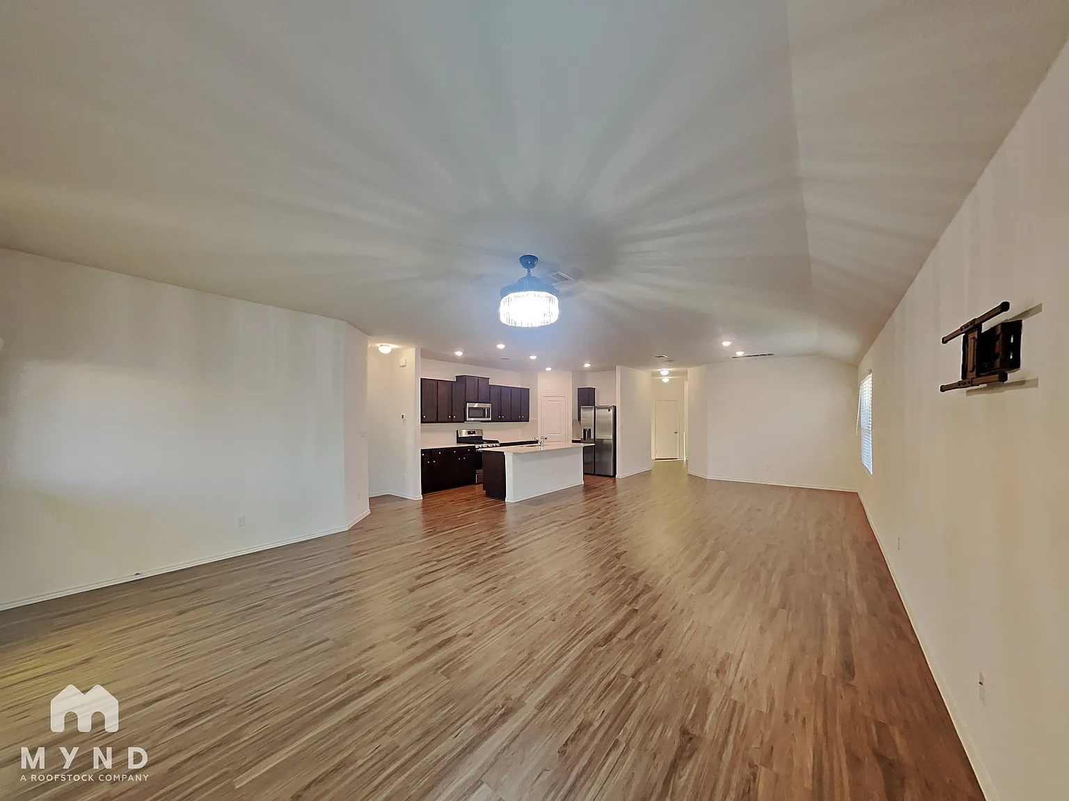 3 bed, 2.0 bath, 1980 sqft, $2,250 — Photo 3