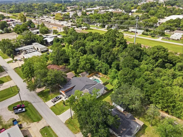 410 Peach St, Tomball, TX 77375
