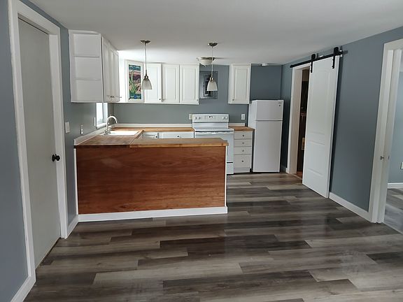 2nd image of 5796 Holly Rd NE